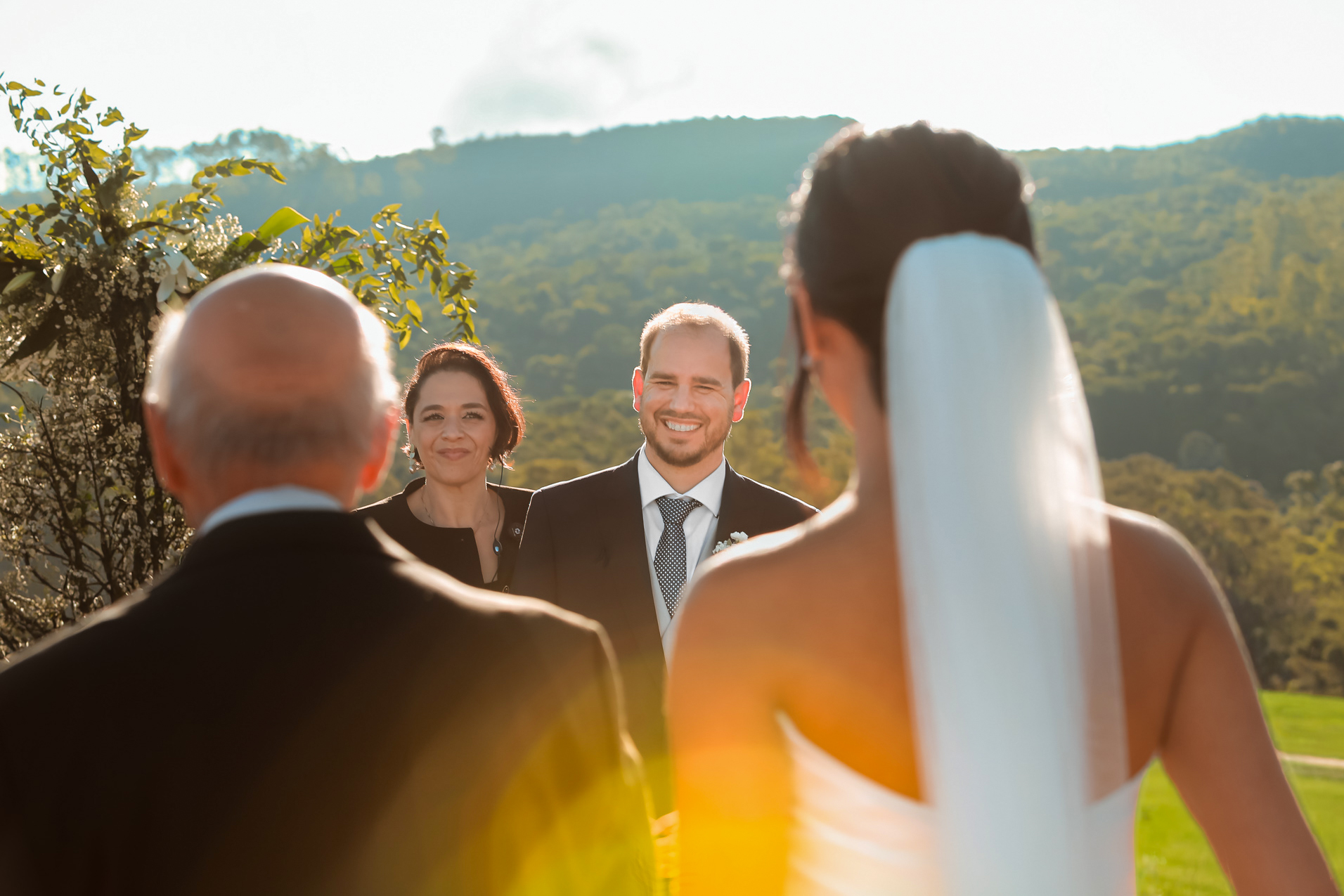 Ana e Alvaro no dia do casamento vivendo o grande dia com leveza e verdade